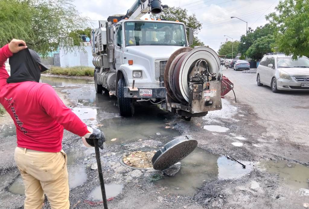 REPARÓ COMAPA DERRAME DE DRENAJE EN INTEGRACIÓN FAMILIAR
