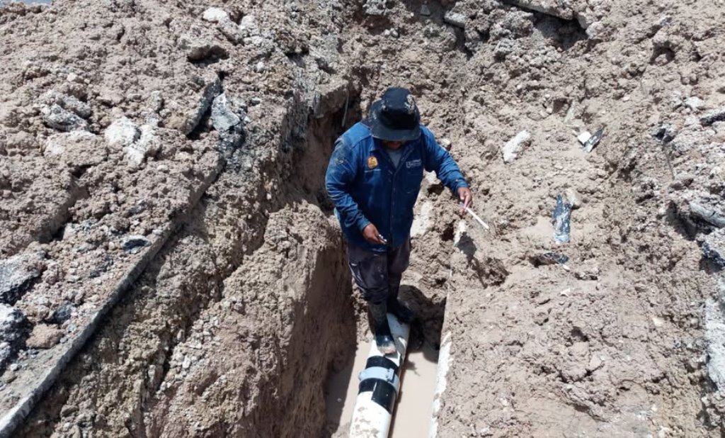 REPARÓ COMAPA FUGA DE AGUA POTABLE EN COLONIA GRANJAS ECONÓMICAS